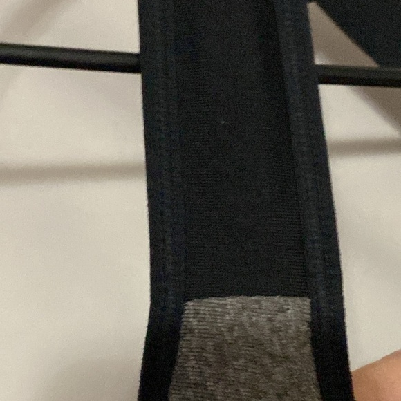 UNDER ARMOUR SPORTS BRA SIZE 36DD ADJUSTABLE CRISS CROSS STAPS BLACK GRAY CLEAN - Picture 5 of 10